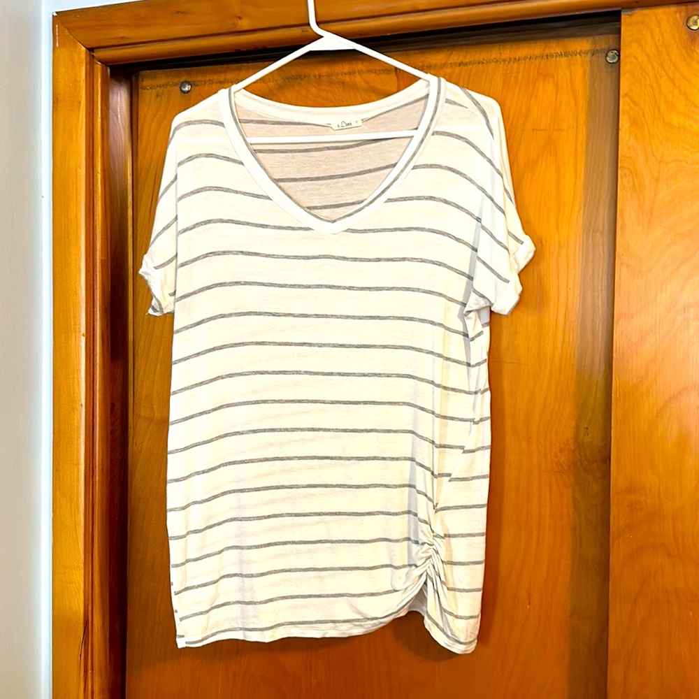 Like new women’s striped cuffed tee
